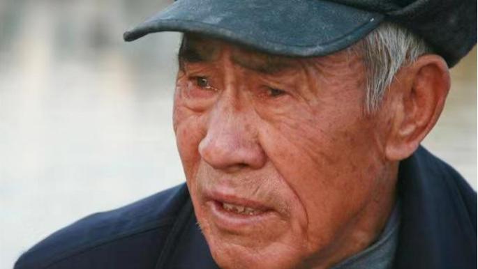 61岁大爷哭诉：早年做错两件事，生病后被老伴和子女送进养老院