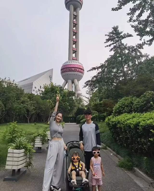 郑恺夫妇在上海遛娃!苗苗罕见化美妆露小蛮腰,身材纤瘦辟谣三胎传闻
