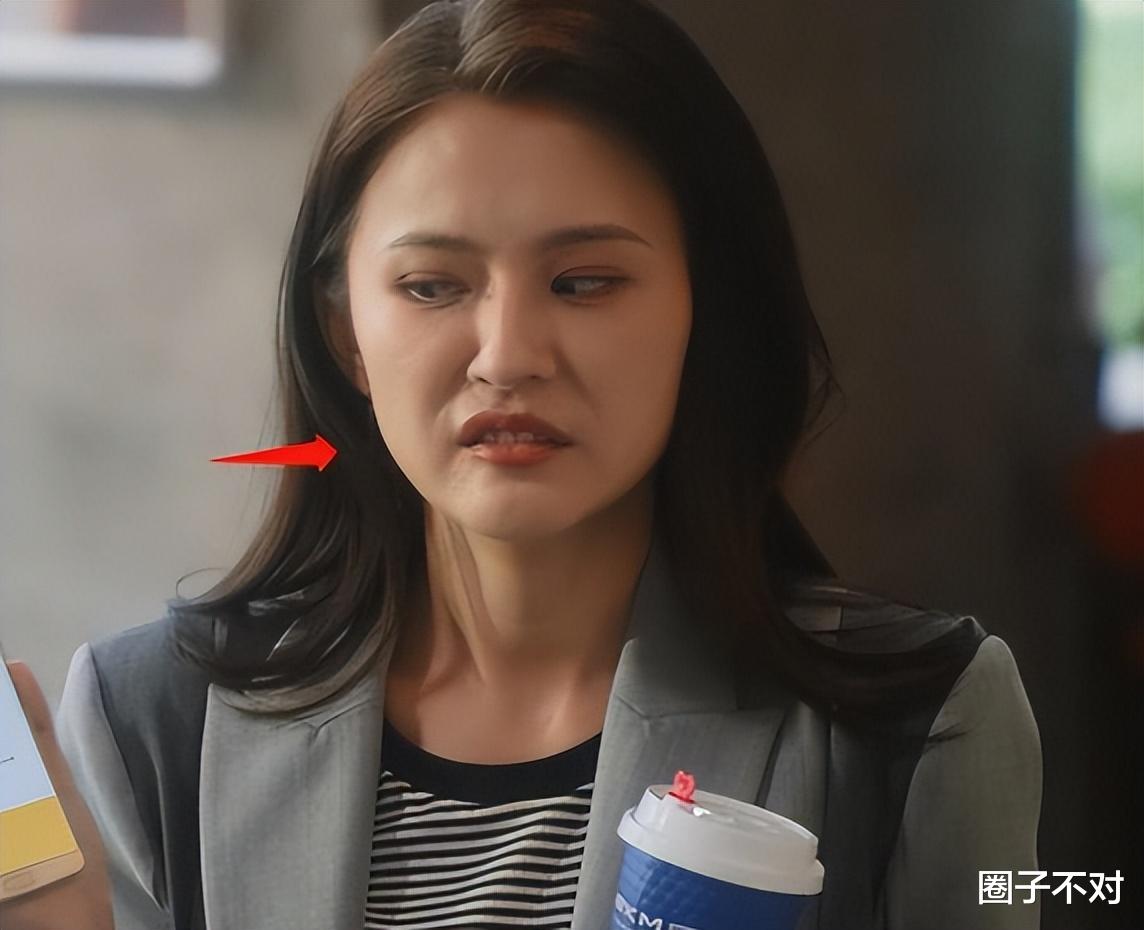 天呐！“硅胶脸”的风都刮进央视了，这次连热依扎都跟着摔了跟头