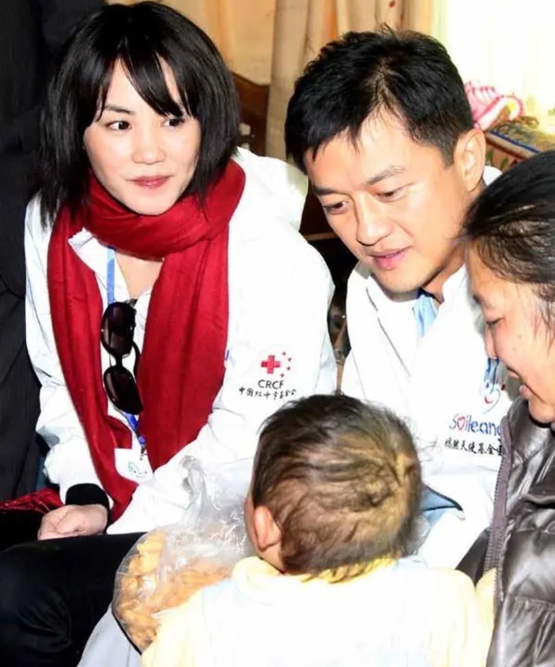 王菲|54岁王菲近照曝光，小腹隆起明显，谢霆锋疑似喜当爹