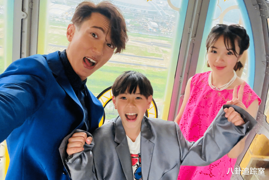 吴欣怡|吴尊晒全家四口出游照,12岁NeiNei穿红色短裙大秀美腿,身高直追老爸