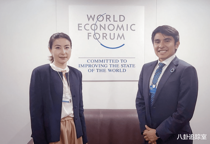 郭晶晶现身论坛，全程英文发言被赞专业，与外籍领导合影显谦卑