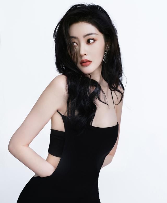 张天爱|张天爱穿吊带露背长裙超妩媚!雪肤玉貌风情万种性感撩人