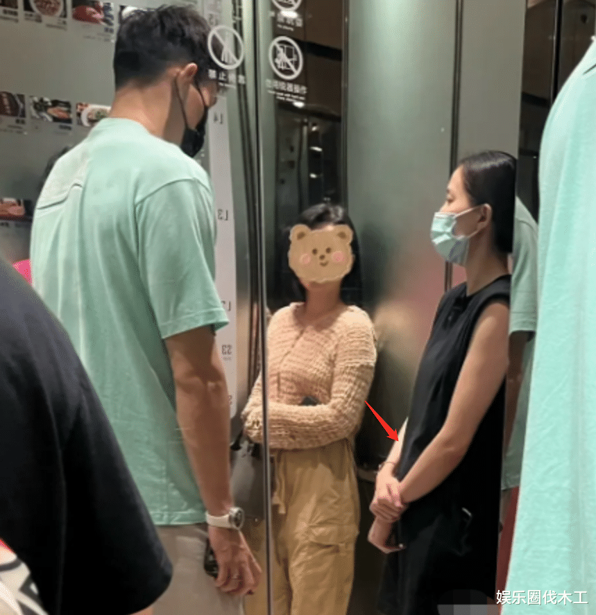 孙杨张豆豆外出被偶遇,女方神情憔悴穿着宽松,小腹凸起被疑有孕