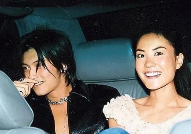 谢霆锋|王菲晒与谢霆锋浴室照!男方用泥面膜眉目传情,被指向张柏芝示威