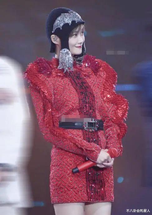 有种尴尬叫周笔畅玩性感,中性风非要露,李宇春也遇同样窘况