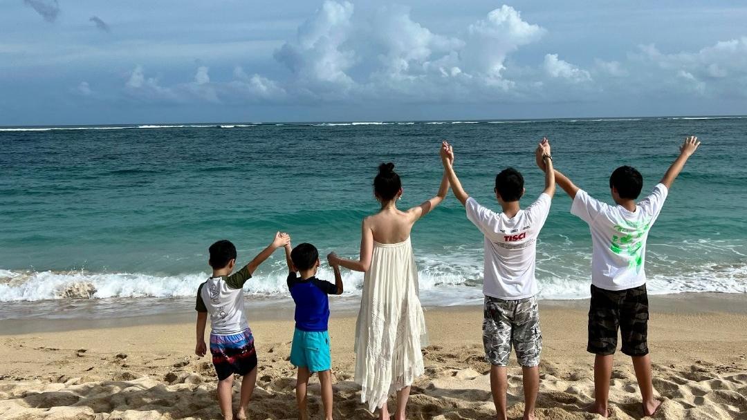 林志颖|林志颖一家五口手拉手海边合影，与大儿子身高相同且比其瘦
