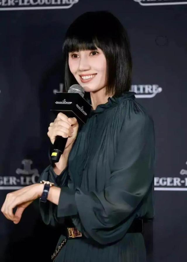 发型 袁泉越来越“少女”了，选对发型真减龄，美得好像“大学生”！