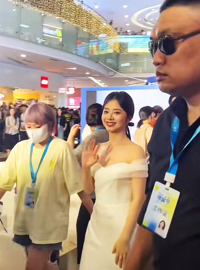 谭松韵济南参加活动,穿露肩裙展露曼妙身材,“肉肉的还有锁骨”