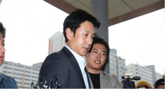 涉威胁李善均女室长受审，抱孩子一言不发，在男方去世前逃跑未果