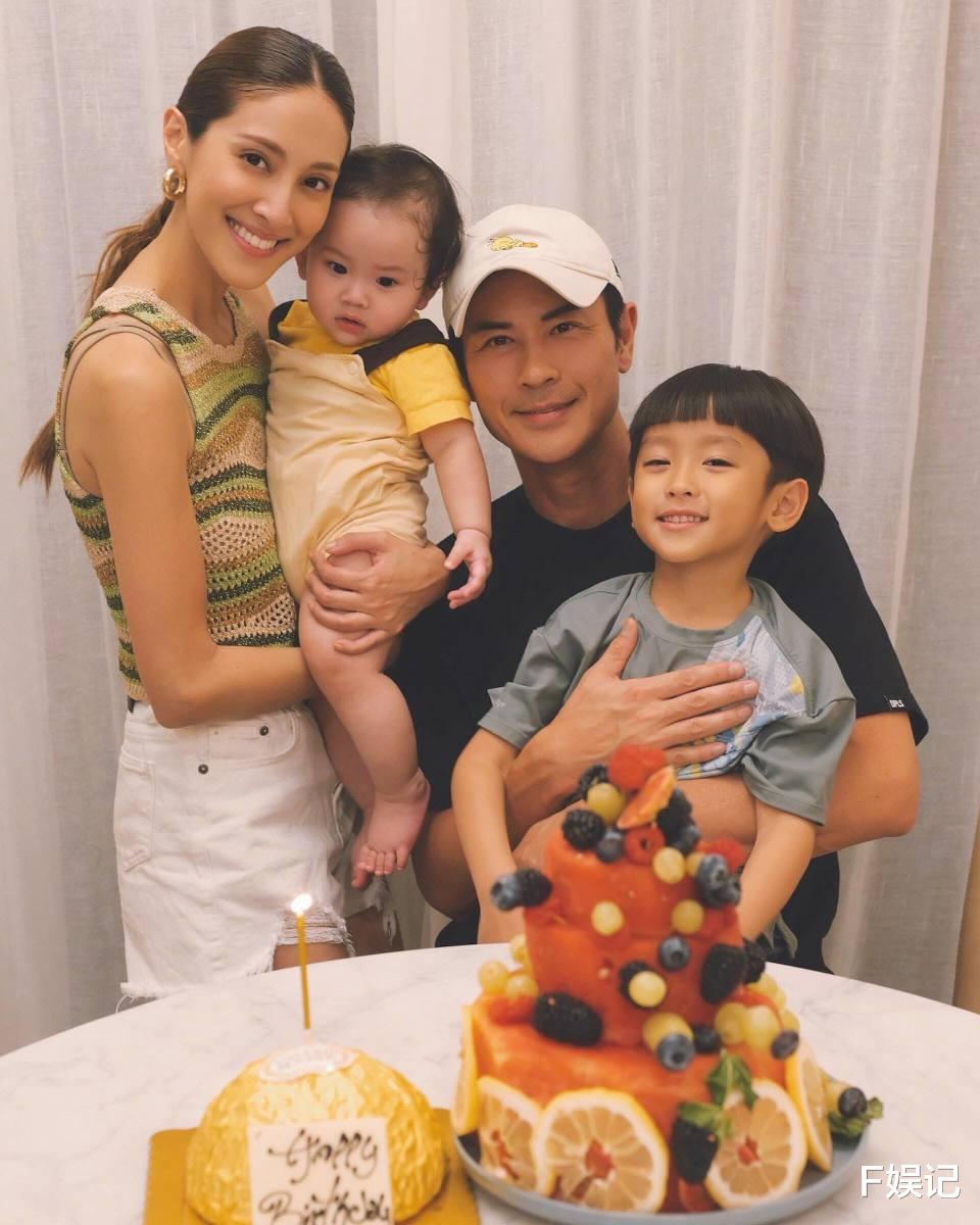 郑嘉颖当好爸爸独自带大儿子出去玩 在用餐时一个细节获网友大赞