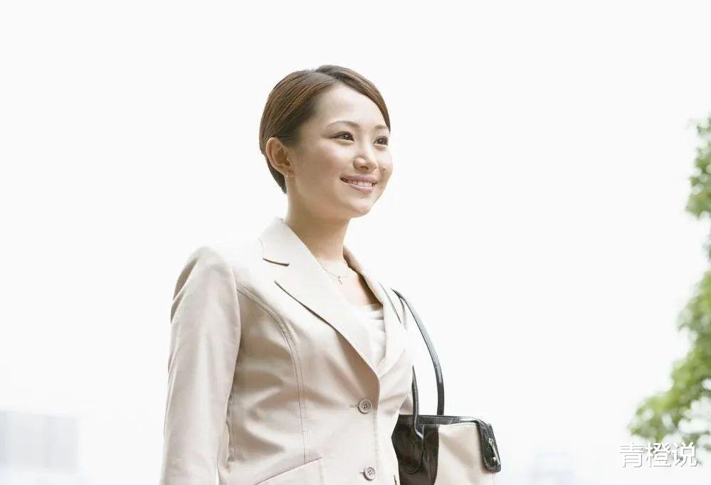 在单位里，越是跟大领导相处，越要有匪气，谈吐不要拘谨，不要小心翼翼，该表达就表达，要自信！越卑微越完！