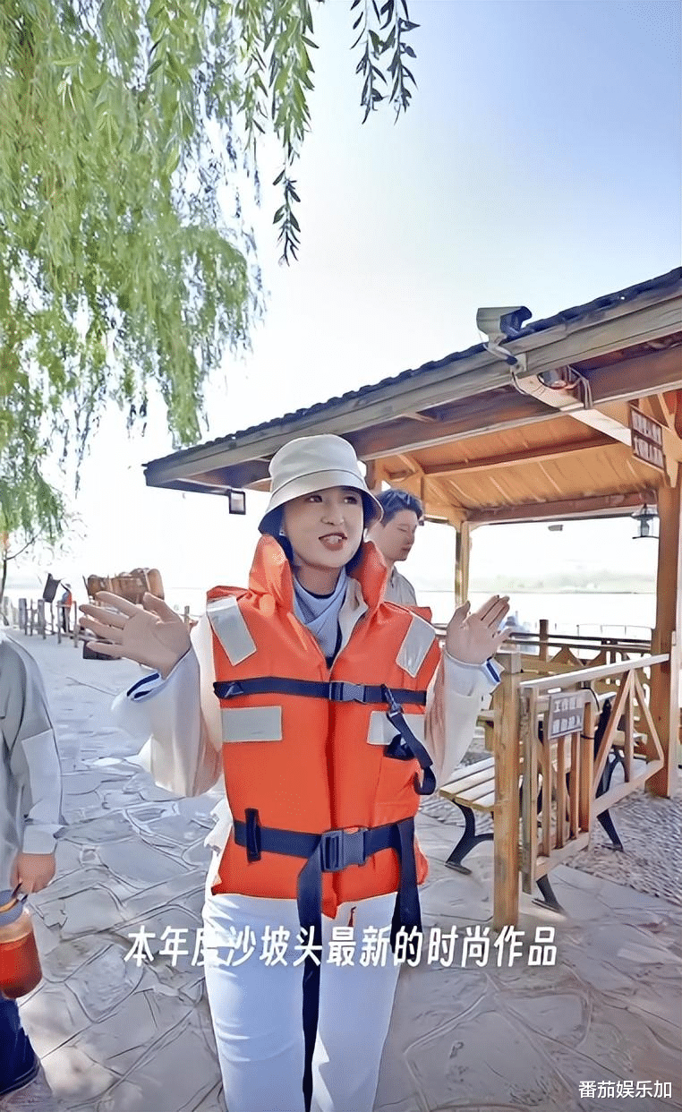 央视张蕾似和矿老板离婚,孤独一人游黄河,90元坐羊皮筏漂流高歌