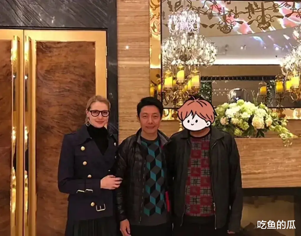 撒贝宁龙凤胎正面照，儿子混血，女儿像中国人，长相普通