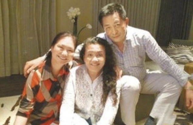 张兰戴墨镜疑哭过!汪小菲父子赴台为大S庆生,与S妈聚餐亲密挽手