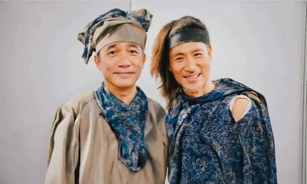 梁朝伟|影帝、天王齐聚香港,合照站位有讲究,梁朝伟乖坐着,张学友有趣