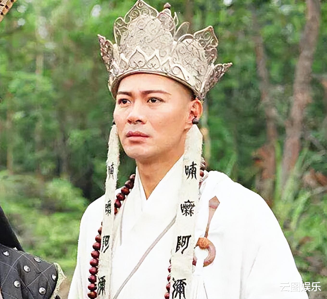 江华|知名男星江华行为引热议!街上无视路人目光,边吃饭边原地狂转圈