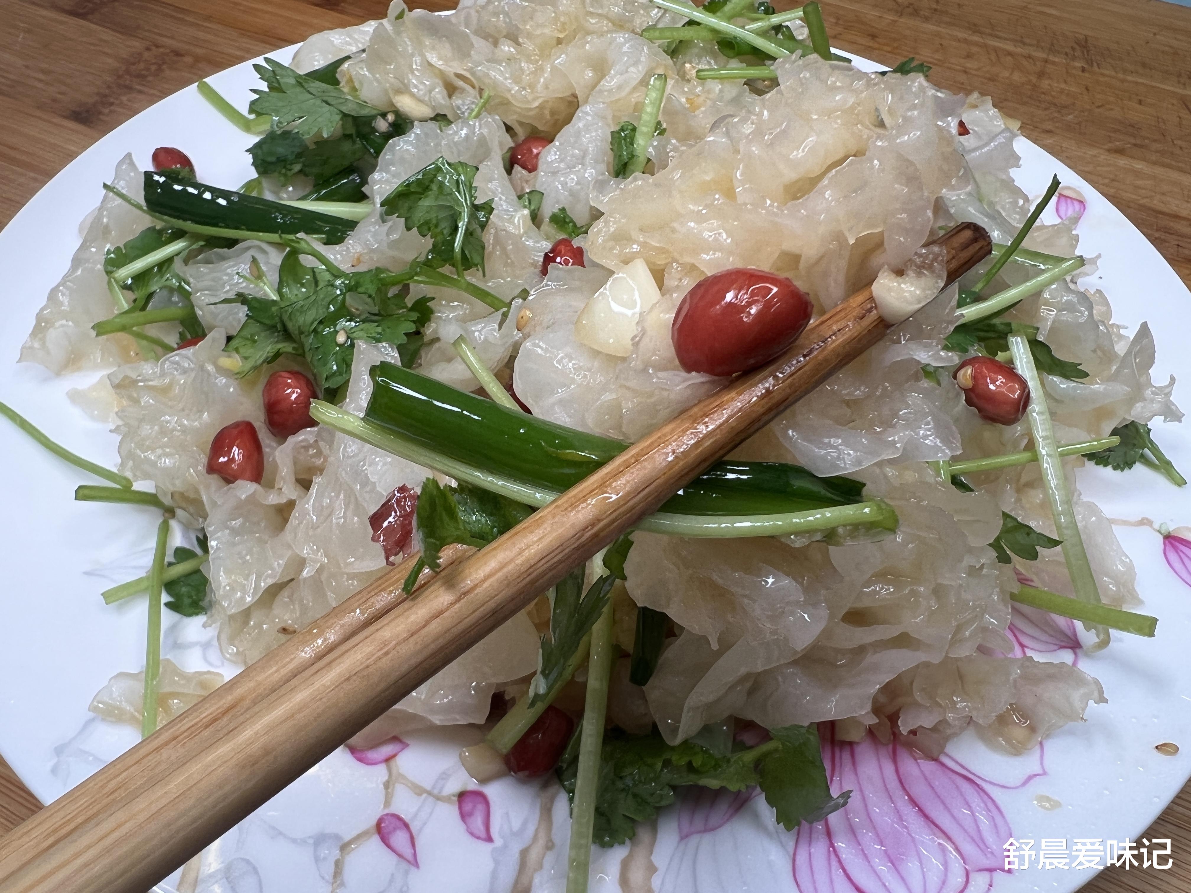 |3分钟将银耳泡发的方法可以试试，简单拌一拌，爽口开胃解油腻呢