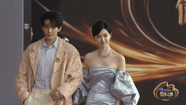 好尴尬的红毯!赵露思被说像「斑点狗」,林允裙子崩开,娜扎像「迎宾」