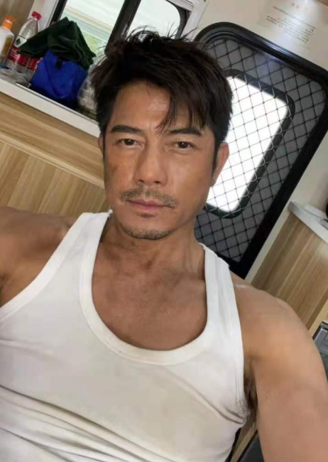 发型 事实证明，这才是57岁郭富城“反油腻”秘诀：衣不穿紧、发不过耳