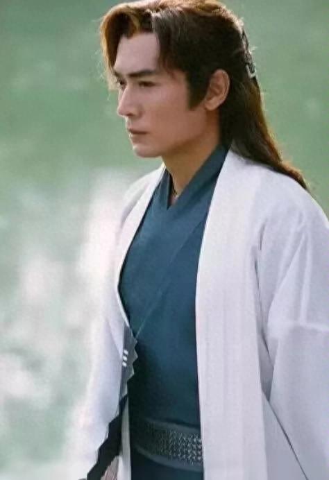 1998年，焦恩俊怕赔偿1000万的违约金，只好硬着头皮和看似60岁的