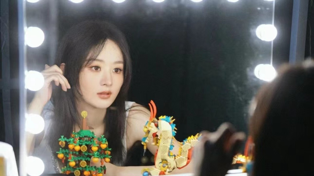 赵丽颖送新春祝福造型爆火！新发型新妆容惊艳到大家，造型师好牛