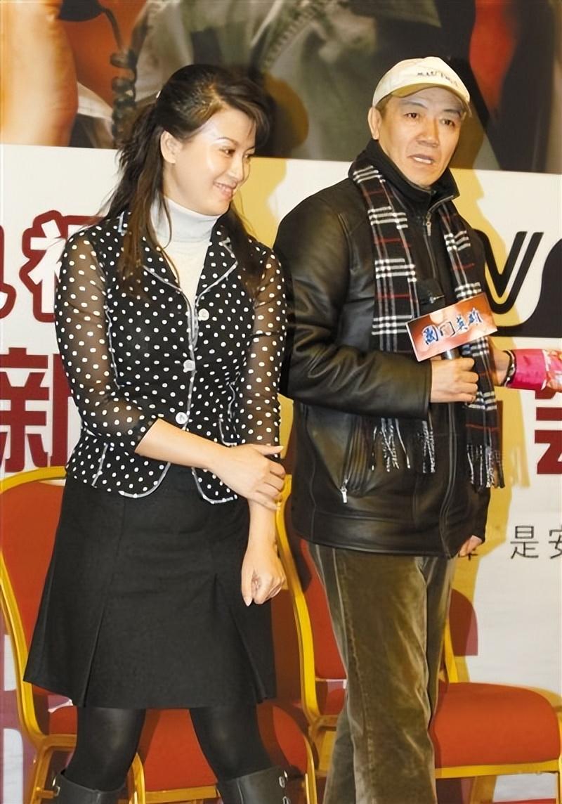 李幼斌|李幼斌夫妻同框现身!一个满头银发似老头,一个穿紧身裙风韵犹存