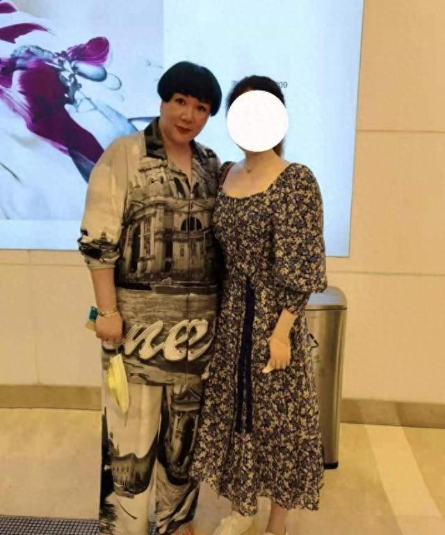 郭德纲一家旅游,胖而且矮,王惠肚子赘肉泛滥