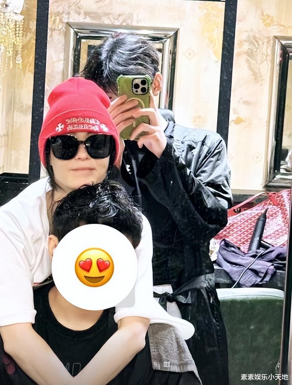 张柏芝晒两个大儿子亲密合影：Lucas被妈妈搂着，Quintus耍酷拍照