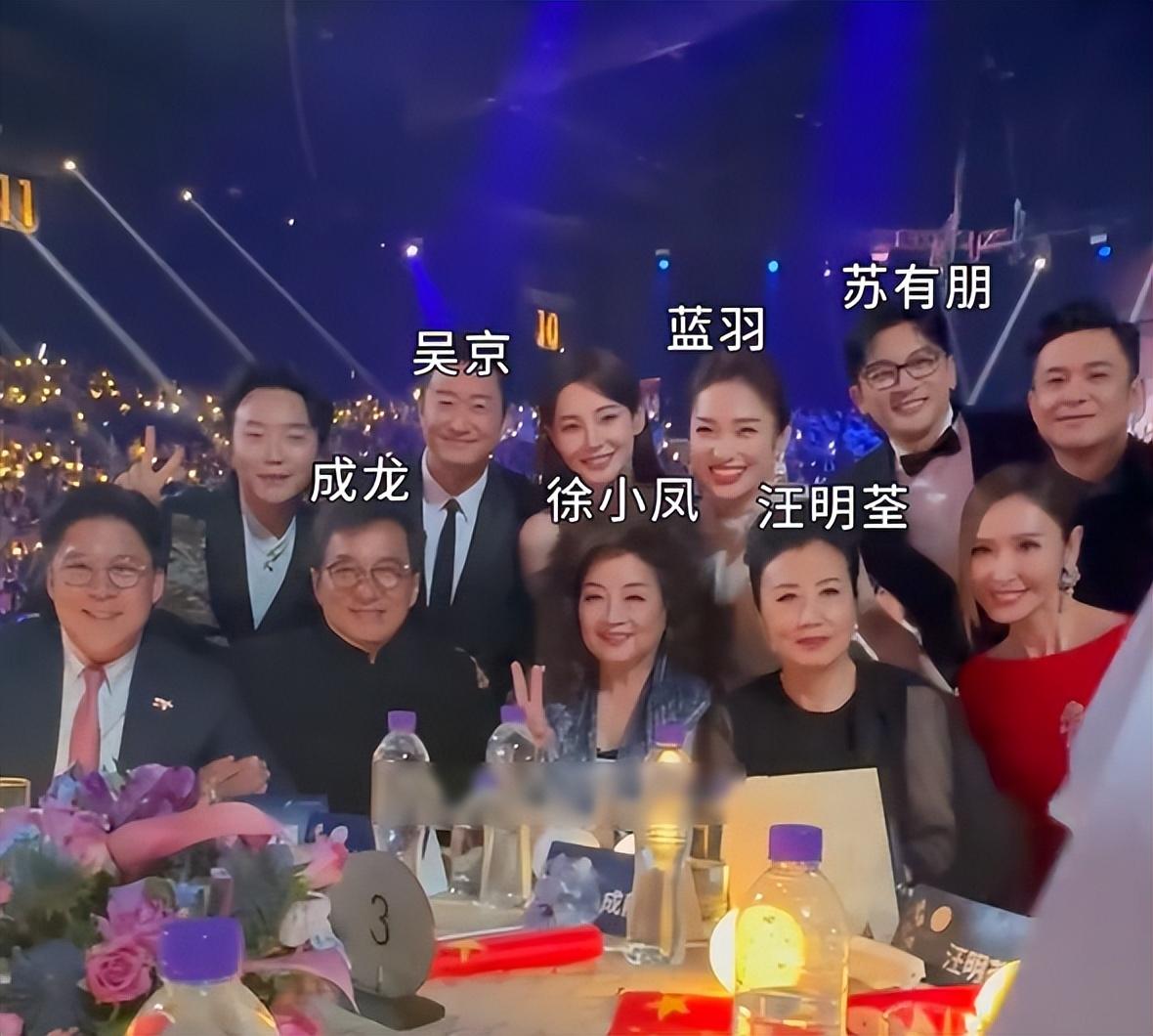 74岁徐小凤被质疑假唱,开口第一句就露馅,粉丝证实是放的录音