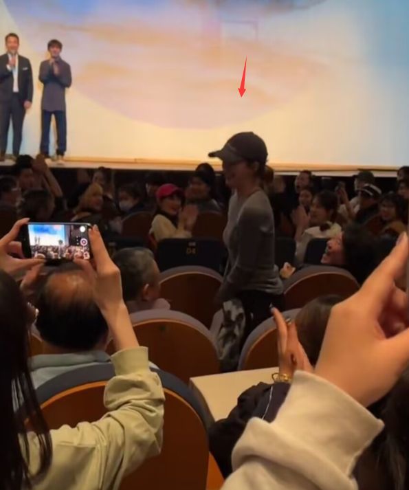 49岁何炅现身乌镇戏剧节,路人视角暴露身高,另类穿搭惹争议