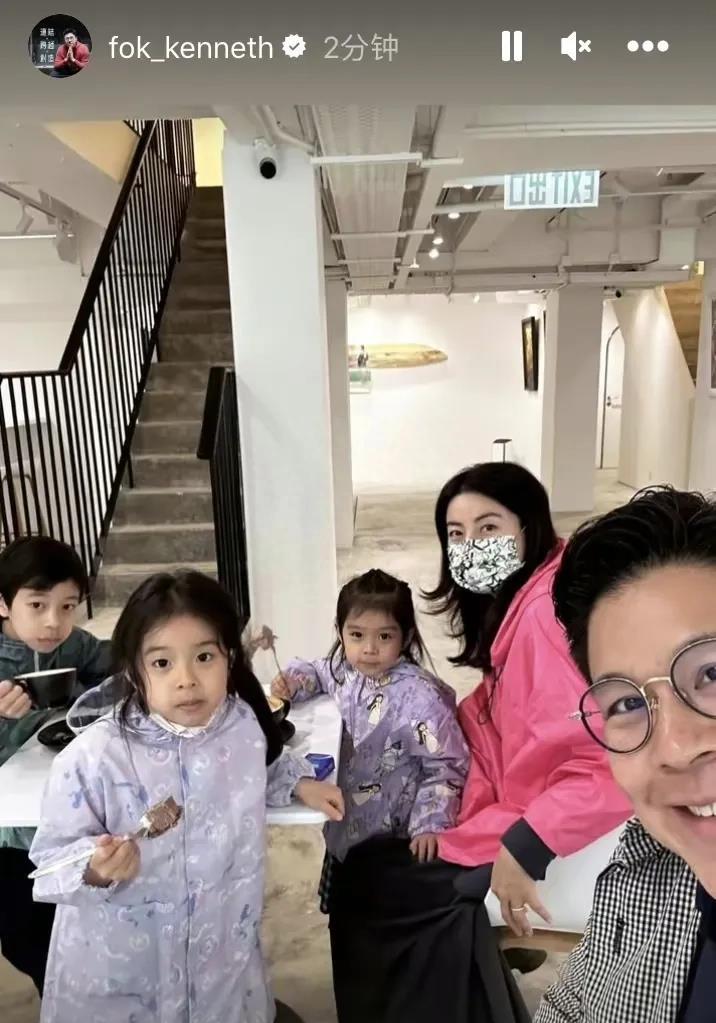 郭晶晶一家五口从英国返港！9岁儿子拖2个大行李箱，严母风范尽显