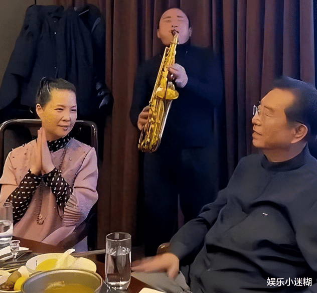 84岁李双江露面,嘴歪唇白显憔悴,李天一移美挥霍,账号疑曝光