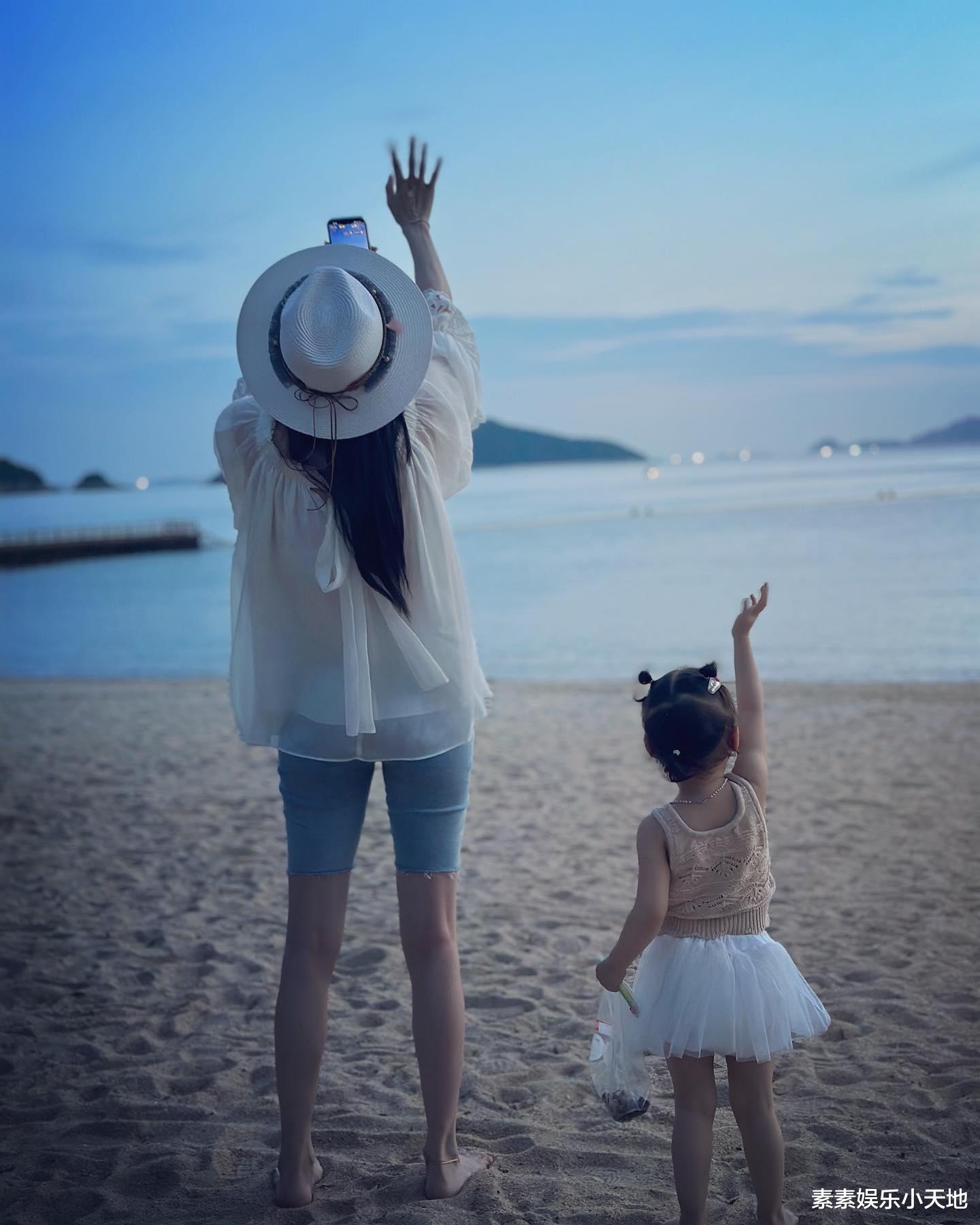 张馨月带女儿到马来西亚探望林峰,林峰抱着女儿开心同步喝水