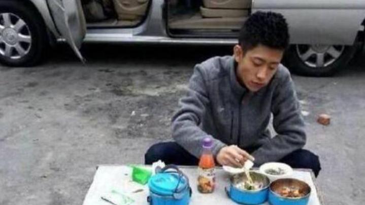 刘德华|身价上亿明星片场吃饭：张一山蹲垃圾堆，看刘德华才懂为啥这么红