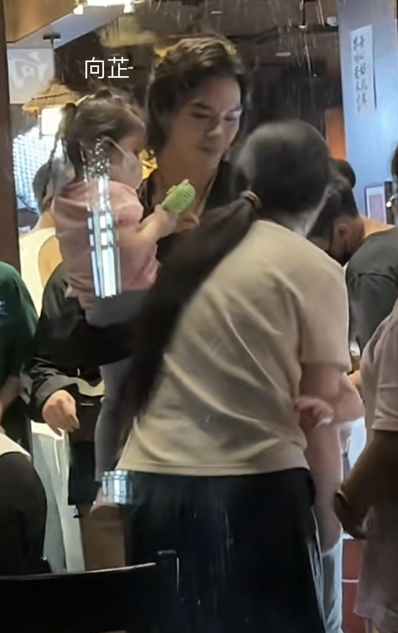 向佐郭碧婷被偶遇,一人抱一个孩子互动有爱,弟弟眼睛又大又圆好萌