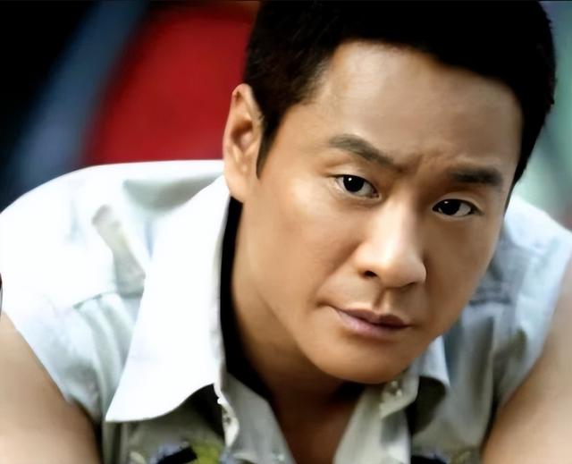 成名后抛弃妻女，为娶小8岁娇妻净身出户，如今前妻走红他变路人