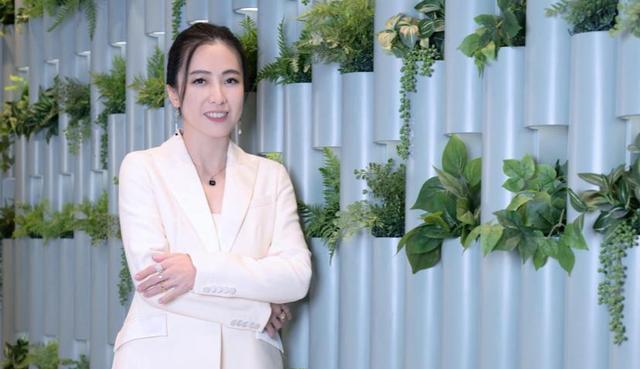 刘銮雄|刘銮雄继续做公益,老婆甘比发声支持,夫妻罕见合体力证婚姻美满