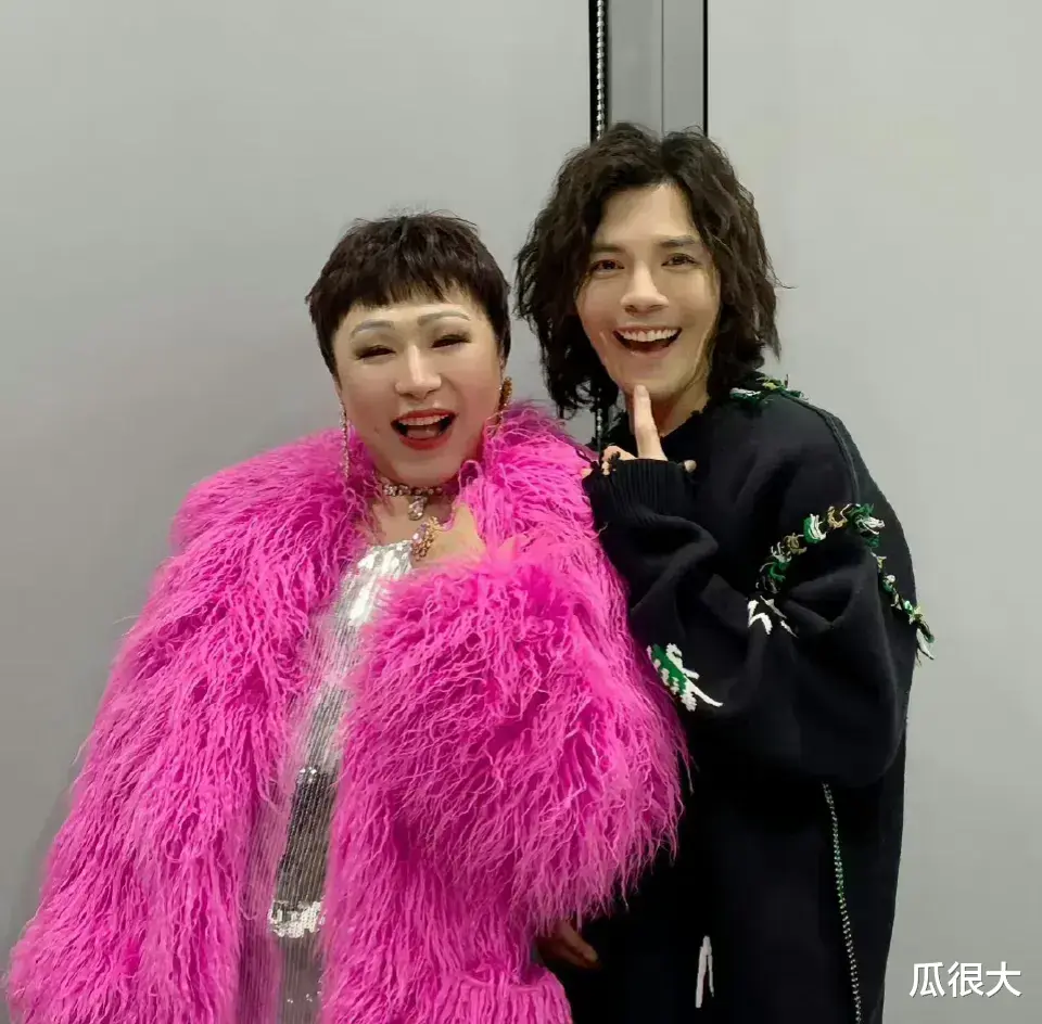 向太回应模仿者登上热搜，言语犀利显轻视，向佐表现则受赞