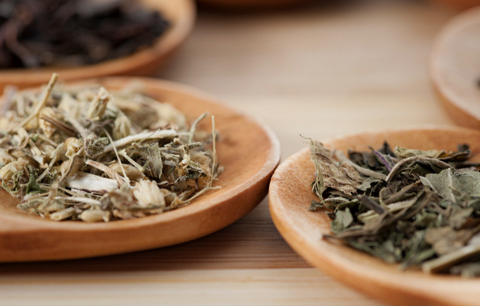 肝不好的人，需谨记：“2白”伤肝，要少吃，“4绿”养肝，可常吃