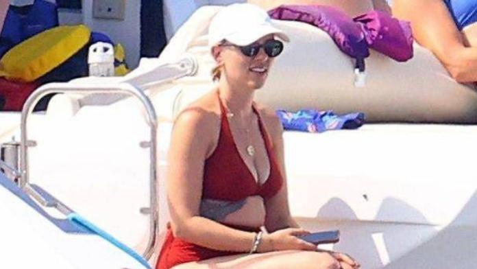 斯嘉丽|斯嘉丽：37岁身材变样和第三任丈夫出海游玩，两人结婚两年很恩爱