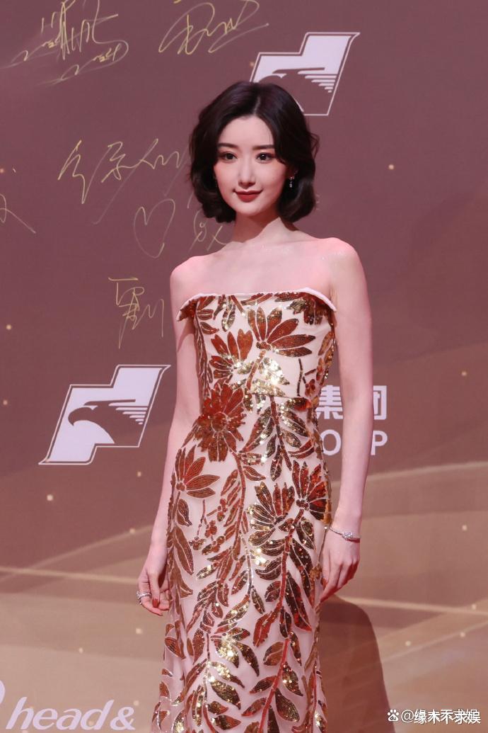 年度盛典红毯:肖战鞋子抢戏,胡歌老了,“繁花三美”状态差距大