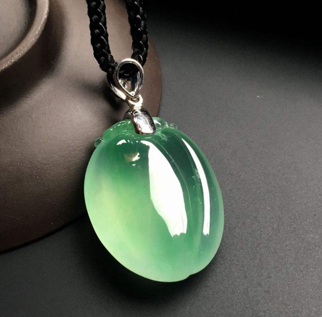 翡翠|集三大优势于一身,翡翠被誉为玉石之王,价格一路飙升!