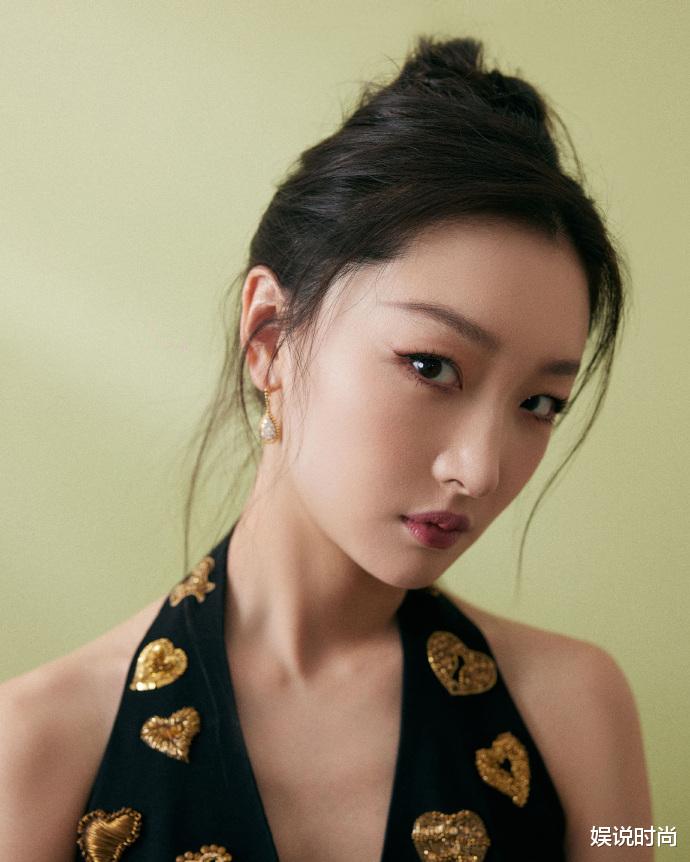 周冬雨红毯造型大获好评！优雅高贵和浪漫风情相结合，颇有倪妮风格