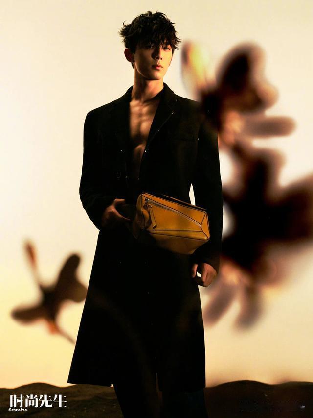 “真空西装”的风刮到了男明星圈,对比才知道,性感与油腻的区别