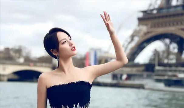 张嘉倪带俩儿子拍杂志封面，间接回击婆婆，买超举动显端倪