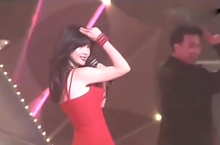 从周慧敏到林芳兵，为何大家接受不了中年女星，留“黑长直”发型