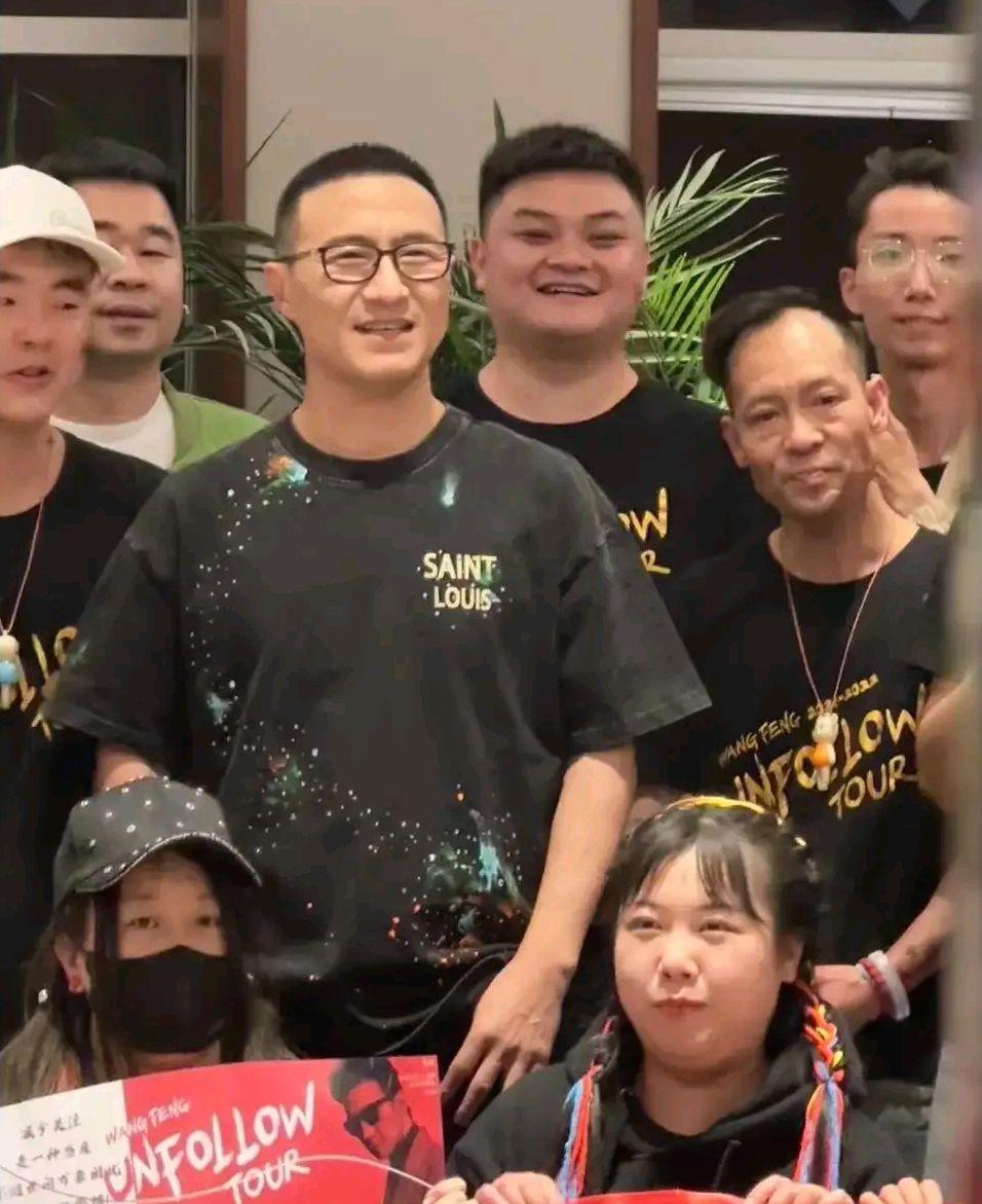 汪峰|洛阳演唱会结束后,汪峰出席庆功宴,嘴叼香烟被拍,疑心情不好