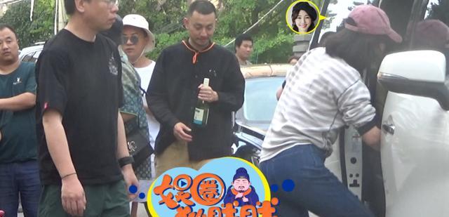 |白百何聚餐烟酒不离手休闲穿搭外出骑行