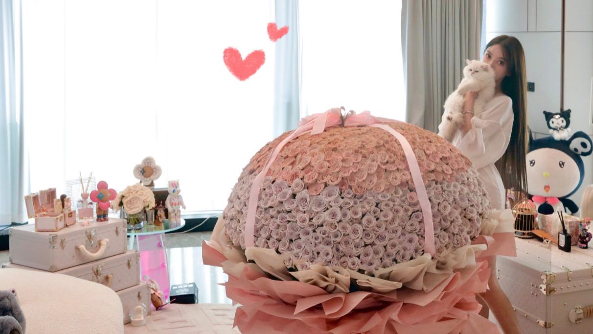 黄晓明叶珂被疑复合？女方穿睡衣晒9999朵玫瑰，直言：不吃二次亏